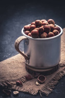     Fındık kabuğu koyu tablo ile tam kupa