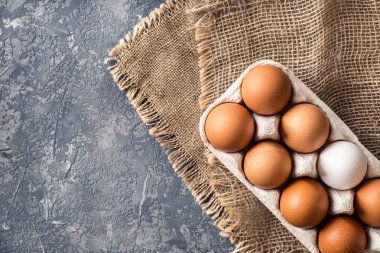 Farklı yumurta karton Pack karanlık taş masada