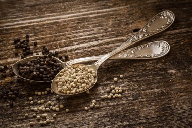 чорно-білий перець на старий дерев'яний стіл