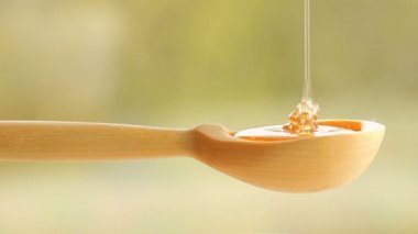 bir tahta kaşık tatlım.