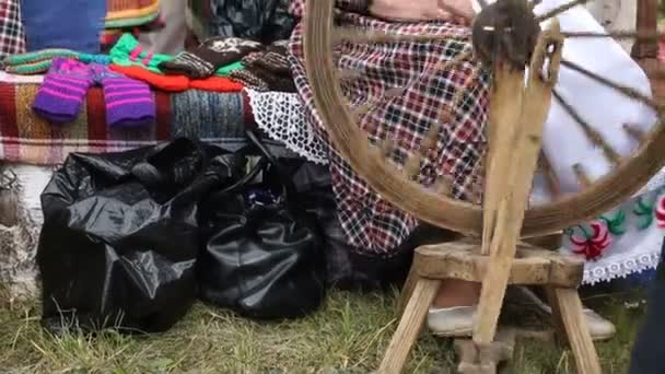 Стара жінка обертається вовною — стокове відео