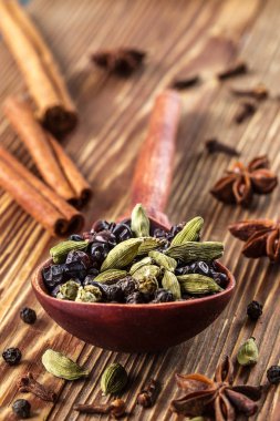 Farklı baharatlar makro görünümü tablo