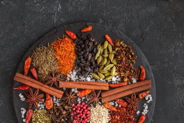 Karanlık Beton üzerinde bitki ve baharat malzemeleri