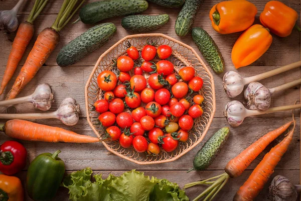 Verduras sanas y frescas sobre mesa de madera . — Foto de Stock