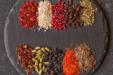 Ot ve baharat malzemelerin kayrak üzerine. Gıda arka plan