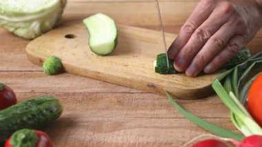 Adam Şef kesim salatalık doğrama kurulu üzerinde en iyi atış