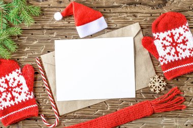 Kırmızı örgülü eldivenli Noel kartı.