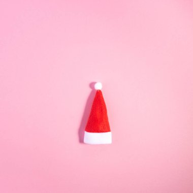 Noel Baba şapkası pembe pastel arka planda.