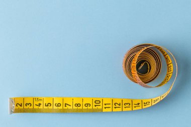 Diyet konsepti. Mavi arkaplanda renk ölçüm bandı.