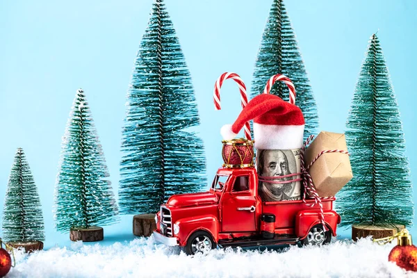 运圣诞礼物的复古玩具卡车. — 图库照片