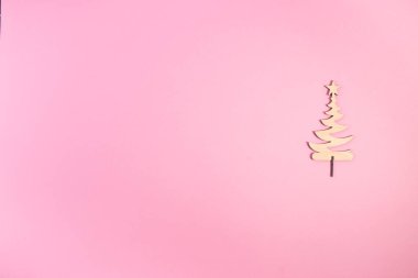 Şirin Noel ağacı ahşaptan yapılmıştır. Asgari Noel veya Yeni Yıl konsepti.