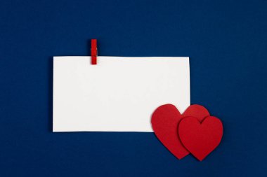 Yaratıcı Sevgililer Günü romantik kompozisyonu düz üst görünüm minimal stil yatıyordu