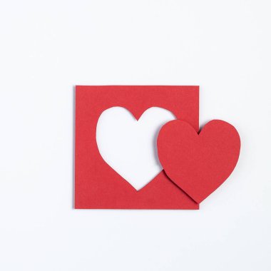 Sevgililer günün kutlu olsun. Beyaz arkaplanda kırmızı kağıt kalp
