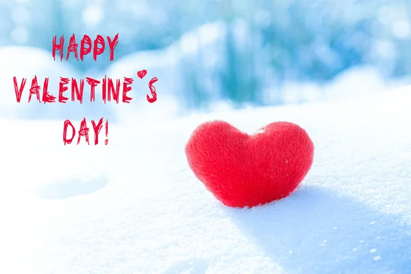 Coração vermelho no fundo nevado. símbolo de amor, 14 de fevereiro — Fotografia de Stock