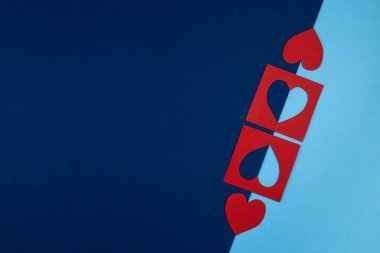 Yaratıcı Sevgililer Günü romantik kompozisyonu. Modaya uygun mavi klasik.