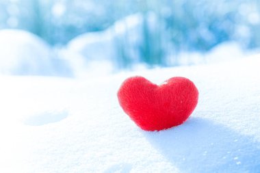  Karlı arka planda kırmızı kalp. Aşkın sembolü, 14 Şubat