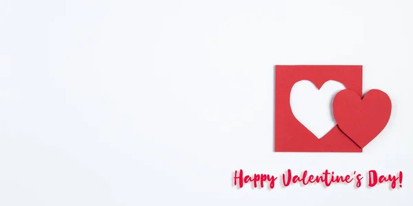 Glad Alla hjärtans dag hälsningar. rött papper hjärta på vit bakgrund. — Stockfoto
