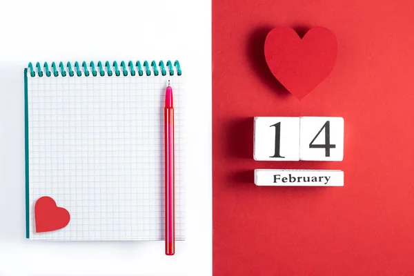 Empty notebook, pen and heart on a bright color background — Stock Photo, Image