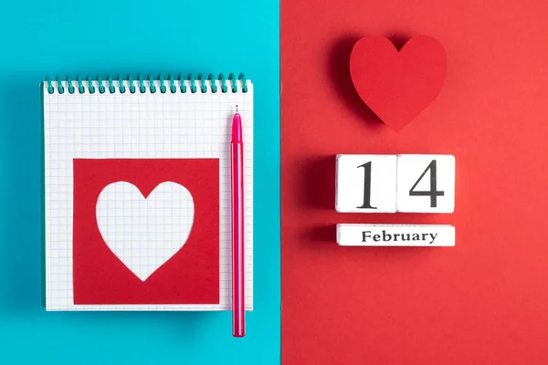 Empty notebook, pen and heart on a bright color background. — Stock Photo, Image