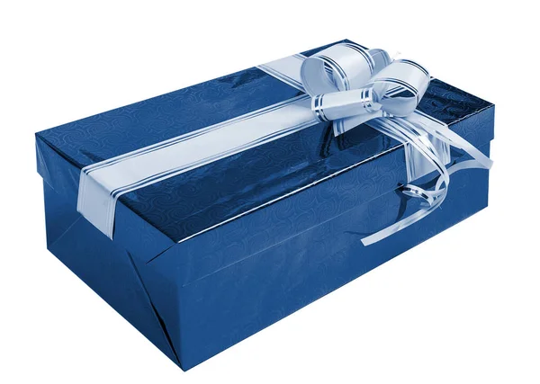 Синя подарункова коробка зі стрічкою та бантом на білому тлі — стокове фото