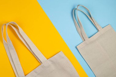 Mavi arka planda yeniden kullanılabilir tekstil torbası. Üst görünüm düz kopya alanı.