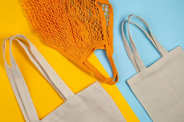 Herbruikbare textiel tas op blauwe achtergrond. Bovenaanzicht platte lay kopieerruimte — Stockfoto
