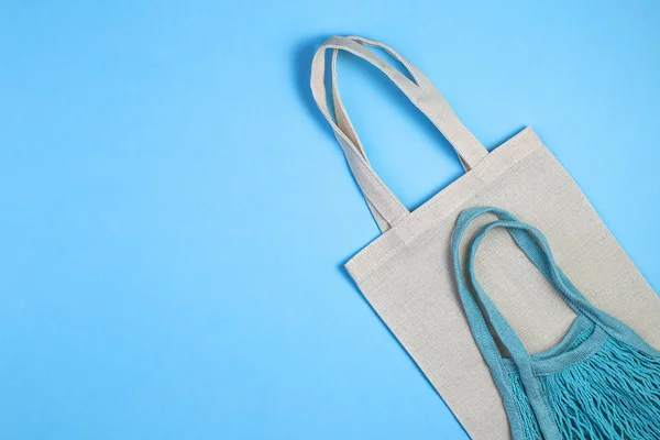 Reusable textile bag on blue background. Ecological concept — ストック写真