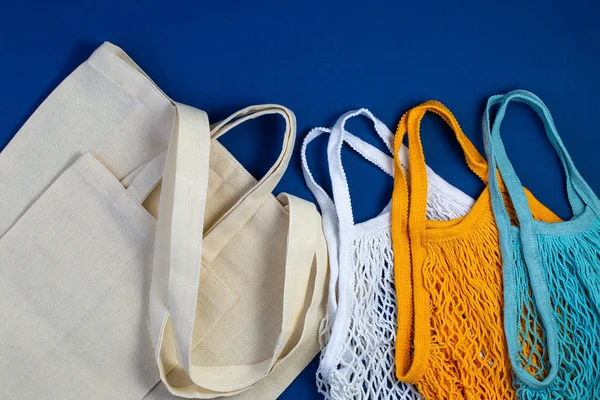 Concepto de cero residuos. Bolsas ecológicas textiles sobre fondo azul —  Fotos de Stock