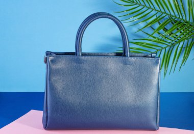 Renkli pastel kağıtta deri çanta..