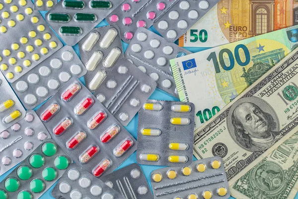 Different medicines and money. The rising cost of health care. — Stock Photo, Image
