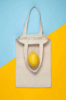 Renkli arka planda yeniden kullanılabilir tekstil torbası. Ekolojik kavram.
