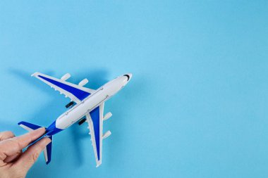 Model uçak, mavi pastel renkte uçak. Minyatür oyuncak uçak yatağı. Minimum yolculuk ve seyahat yaratıcı kavramlar. Boşluğu kopyala