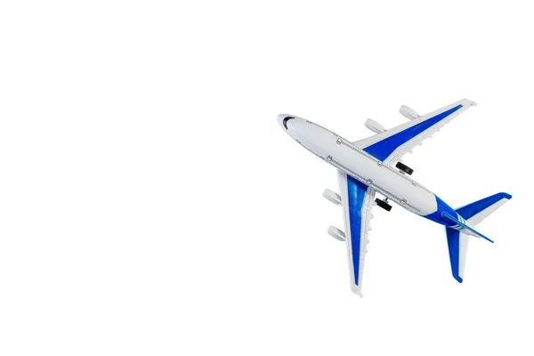 模型飞机 白色背景隔离的飞机 微型玩具飞机的平整布局 最少的旅行和旅行创意的概念 复制空间 — 图库照片