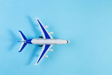 Model uçak, mavi pastel renkte uçak. Minyatür oyuncak uçak yatağı. Minimum yolculuk ve seyahat yaratıcı kavramlar. Boşluğu kopyala