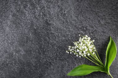 Karanlık arka planda bir buket narin zambak. Güzel bahar natürmort hayat kavramı.