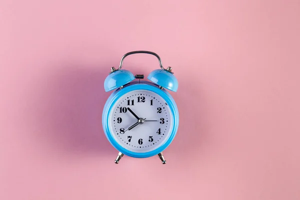 ライトピンク色の背景にブルーヴィンテージ目覚まし時計 テキスト用の場所と目覚まし時計 時間管理の概念 事業計画 — ストック写真
