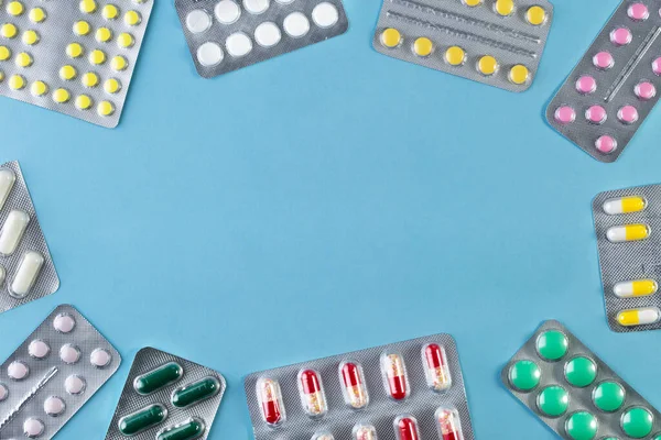 Diferentes Medicamentos Comprimidos Ampollas Sobre Fondo Azul Medicamento Farmacéutico Cura — Foto de Stock
