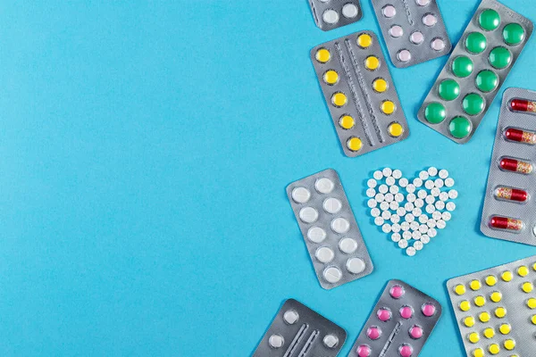 Forma Corazón Hecha Píldoras Diferentes Medicamentos Tabletas Ampollas Sobre Fondo — Foto de Stock