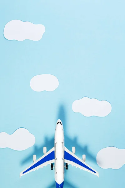 Модель площини, літак на синьому пастельному кольоровому фоні. Концепція літніх подорожей або відпусток — стокове фото