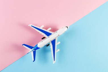 Model uçak, pembe ve mavi arka planda uçak. Yaz yolculuğu konsepti