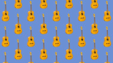 Mavi arka planda pürüzsüz akustik gitar deseni. Müzik aleti olan bir model. Minimalist müzik konsepti. gitar izi