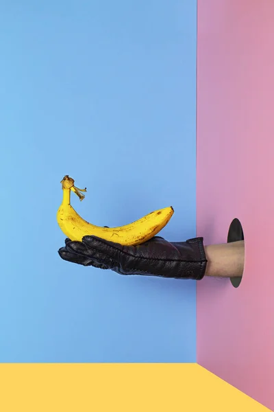 Kézfogás Sárga Banán Színes Háttér Másolási Hely Minimális Trendi Összetétel — Stock Fotó