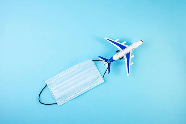 Model Pesawat Dengan Pelindung Topeng Medis Konsep Karantina Pandemic Covid — Stok Foto