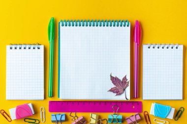 Sarı arka planda okul kağıtları. Merhaba Eylül ya da Okula Dönüş kavramı.