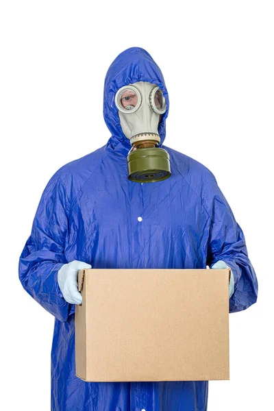 Een man met een gasmasker die een kartonnen doos in handen houdt. Levering van goederen tijdens quarantaine. — Stockfoto