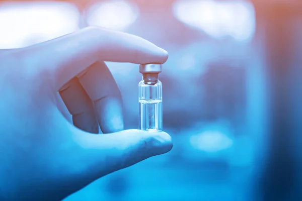 Yeni aşı covid-19 şişe grip şırıngası, konsept tıbbi test aşısı koronavirüs enjeksiyon tedavisi hastalık önleme bağışıklık hastalığı. Seçici odaklanma hastalığı.