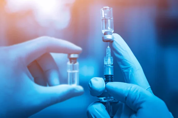 Yeni aşı covid-19 şişe grip şırıngası, konsept tıbbi test aşısı koronavirüs enjeksiyon tedavisi hastalık önleme bağışıklık hastalığı. Seçici odaklanma hastalığı.