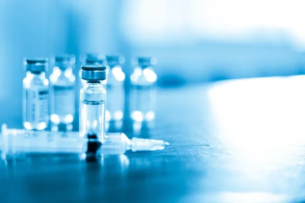 Yeni aşı covid-19 şişe grip şırıngası, konsept tıbbi test aşısı koronavirüs enjeksiyon tedavisi hastalık önleme bağışıklık hastalığı. Seçici odaklanma hastalığı.