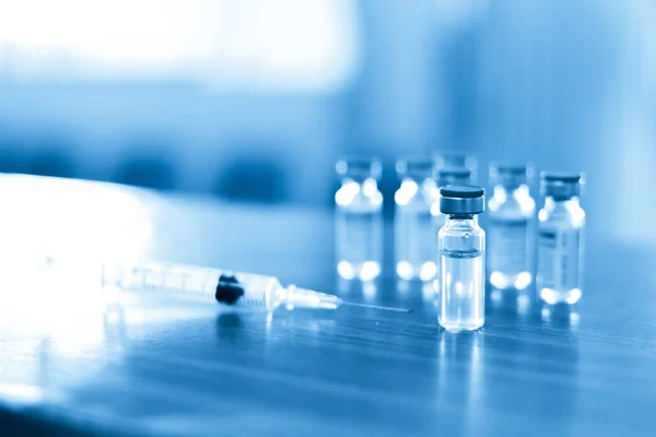 Yeni aşı covid-19 şişe grip şırıngası, konsept tıbbi test aşısı koronavirüs enjeksiyon tedavisi hastalık önleme bağışıklık hastalığı. Seçici odaklanma hastalığı.