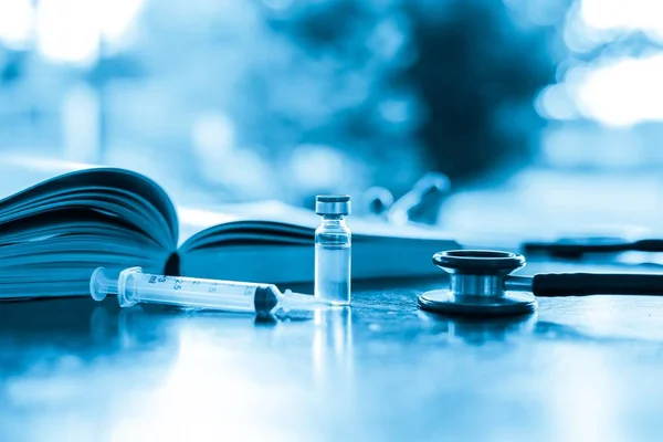 Yeni aşı covid-19 şişe grip şırıngası, konsept tıbbi test aşısı koronavirüs enjeksiyon tedavisi hastalık önleme bağışıklık hastalığı. Seçici odaklanma hastalığı.